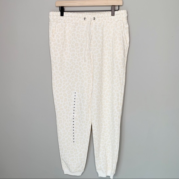 Old Navy Pants - NWT Old Navy leopard sweatpants elastic pockets